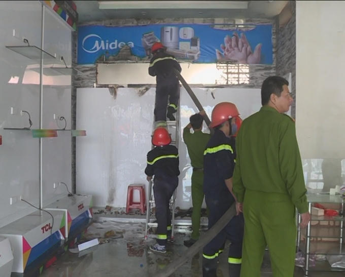 Lực lượng cảnh sát PCCC nỗ lực khống chế ngọn lửa.
