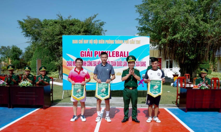 Trao giải cho các đội đạt giải cao trong thi đấu thể thao