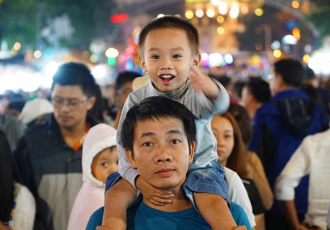 Hầu hết các em nhỏ được phụ huynh bế hoặc cõng trên vai.