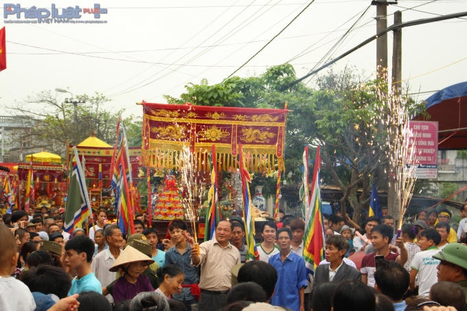 Rước hương án các dòng họ trong làng. (Ảnh: Đức Biên).