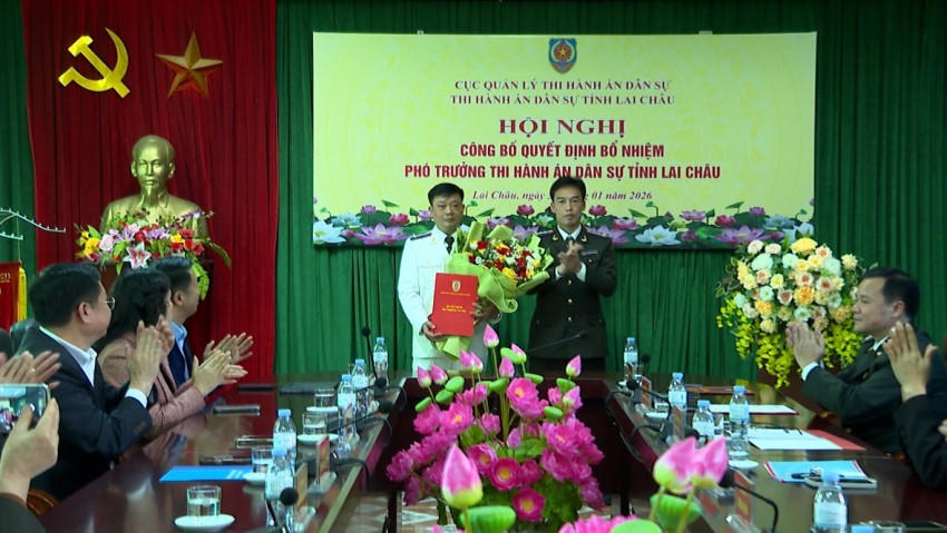 Trưởng Thi hành án dân sự tỉnh Trần Công Hướng trao quyết định cho ông Trần Văn Dũng.