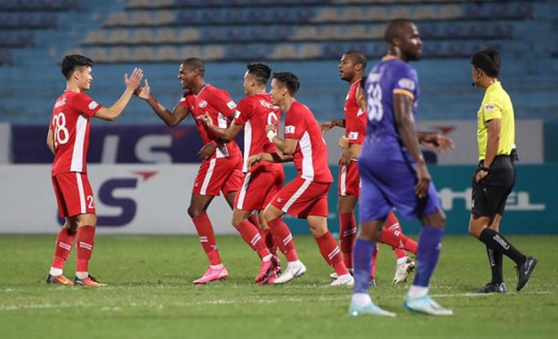 Viettel (áo đỏ) đang có lối chơi ổn định và dẫn đầu bảng xếp hạng.