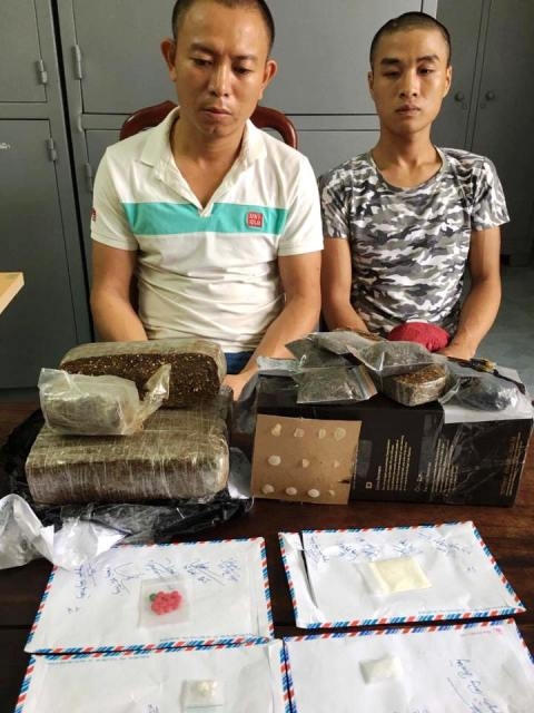 Cả hai tên buôn bán ma túy tại cơ quan điều tra công an thị xã Kỳ Anh.