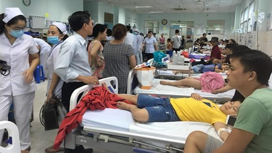 Các trẻ bị ngộ độc đang được cấp cứu, điều trị tại bệnh viện. Ảnh: Kim Dung