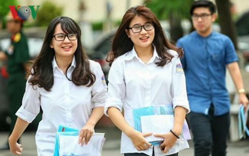 Nhiều ý kiến xung quanh hình thức thi trắc nghiệm và bài thi tổ hợp môn Khoa học tự nhiên và Khoa học xã hội.
