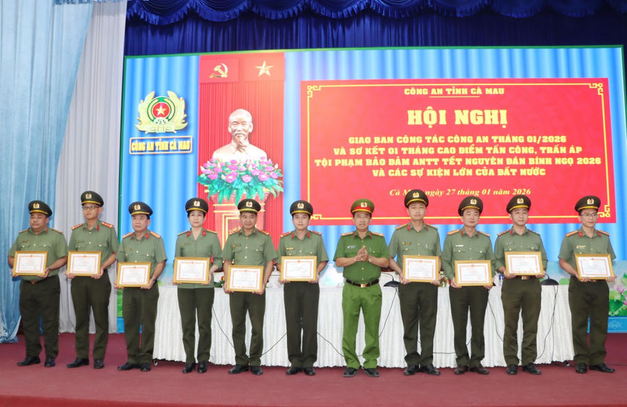 Đại tá Châu Quốc Huy trao Giấy khen của Giám đốc Công an tỉnh cho các cá nhân.