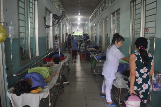 Bệnh nhân la liệt ngoài hành lang của bệnh viện.