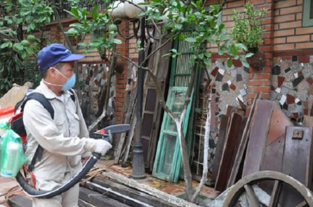 Thuốc phun diệt muỗi hiện nay được Bộ Y tế sử dụng để dập dịch sốt xuất huyết ở các cụm dân cư không gây độc đối với sức khỏe con người. Ảnh: vtv.vn