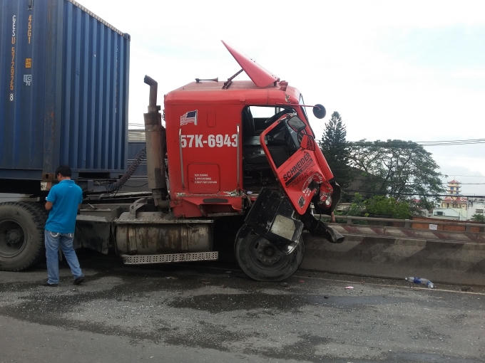 Xe container vắt vẻo trên dải phân cách.