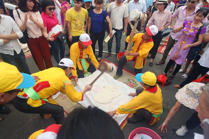 Rộn ràng hội thi gói, nấu bánh chưng bánh giầy