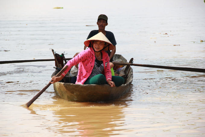 V&agrave;o v&ugrave;ng rốn lũ s&ocirc;ng Bưởi: Hơn ngh&igrave;n người cầm cự giữa m&ecirc;nh m&ocirc;ng biển nước
