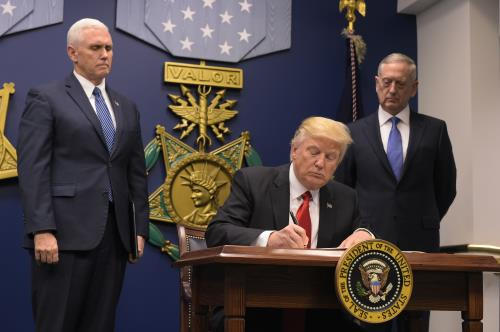 Đề xuất ngân sách lớn đầu tiên của Tổng thống Mỹ Donald Trump dự kiến được công bố hôm nay.