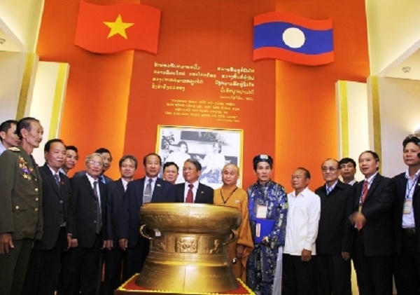 Chiếc trống đồng được dâng vào khu lưu niệm Chủ tịch Hồ Chí Minh tại làng Xiêng Vang (Lào) - Ảnh Internet