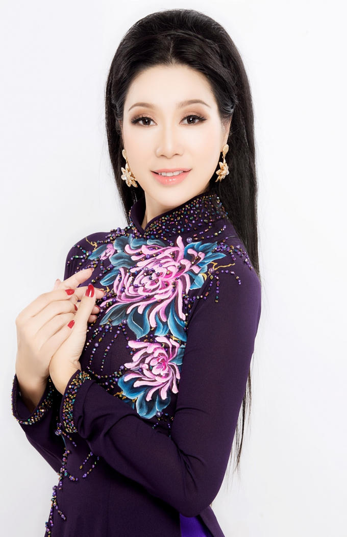 Mới đây, nữ diễn viên xuất hiện trong những tà áo dài duyên dáng, đặc biệt từ NTK Áo dài Đặng Trọng Minh Châu. Vẻ đẹp của Trịnh Kim Chi một lần nữa lại khiến bao người xao xuyến bởi nét đằm thắm, hồn hậu và tỏa sáng của người phụ nữ thành đạt, nhiều trải nghiệm trong cuộc sống.