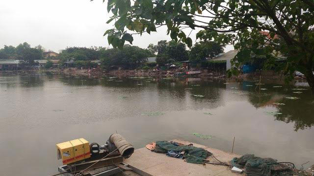 Xung quanh hồ Đầm Trị là một khung cảnh nhếch nhác do các hàng quán được xây dựng.