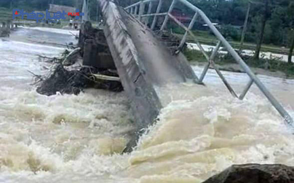 Một cây cầu dân sinh tại xã Xuân Cẩm, huyện Thường Xuân bị nước cuốn sập. (Ảnh: Anh Thắng)