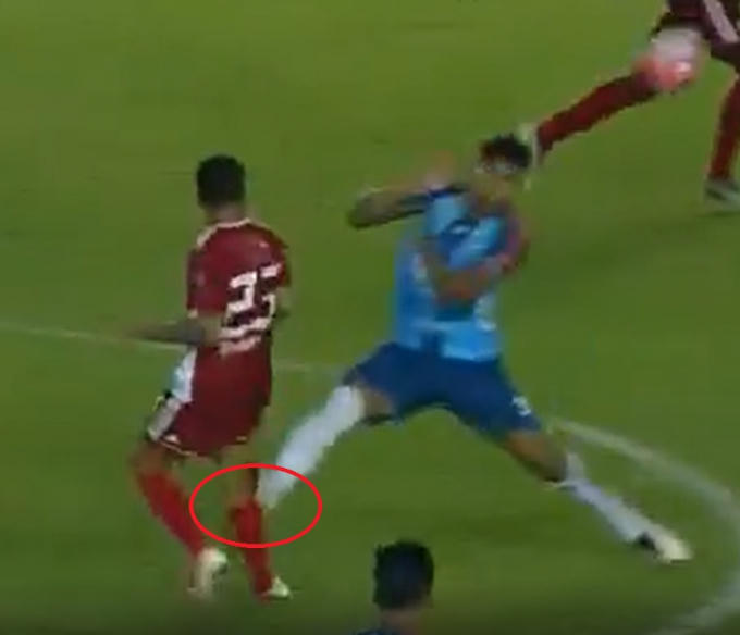 Pha vào bóng ác ý của cầu thủ Leonardo Urapuca. (Ảnh: Cắt từ clip)
