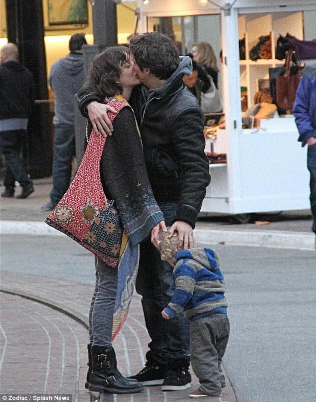 Hình ảnh ngọt ngào của Marion Cotillard, Guillaume Canet và con trai Marcel. (Ảnh: Daily Mail)