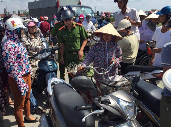 Lực lượng chức năng đã có mặt trên cầu để điều tiết giao thông và xử lý vụ việc.