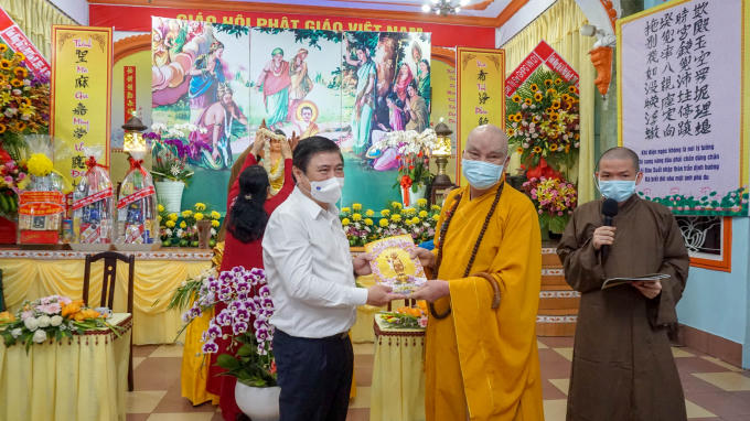 Nhận quà trong mùa phật đản