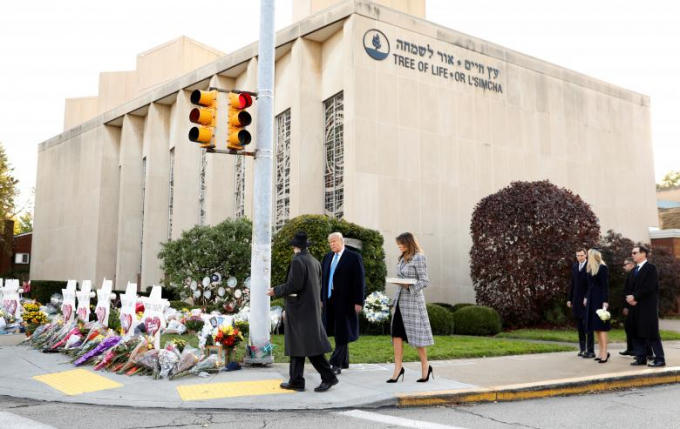 &Ocirc;ng Trump bị phản đối khi tới thăm gi&aacute;o đường xảy ra xả s&uacute;ng