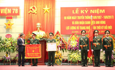 Thay mặt lãnh đạo Đảng, Nhà nước, Phó Thủ tướng Vũ Đức Đam trao Danh hiệu Anh hùng lực lượng vũ trang thời kỳ đổi mới cho Viện 78. (Ảnh: Đình Nam)
