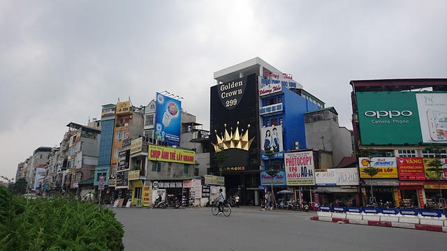 Một cơ sở karaoke khác ở đầu phố Xã Đàn có biến quảng cáo lớn.