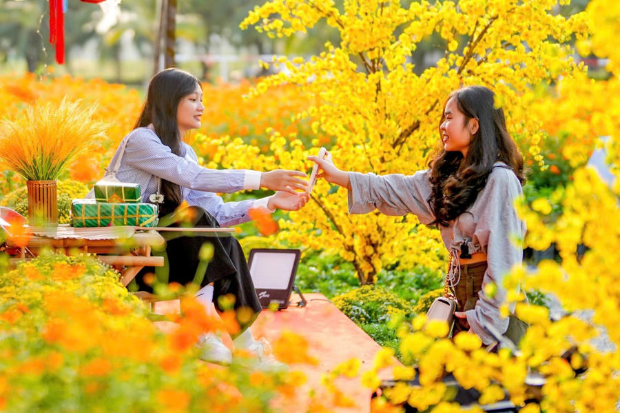 Không gian hoa Xuân kết hợp tiểu cảnh truyền thống, thu hút đông đảo giới trẻ check-in.