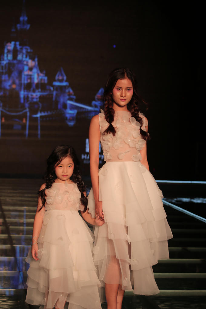 Tham gia trình diễn trong BST này còn có sự tham gia của các người mẫu chuyên nghiệp. Quán quân Vietnam’s Next Top Model 2015 Hương Ly.