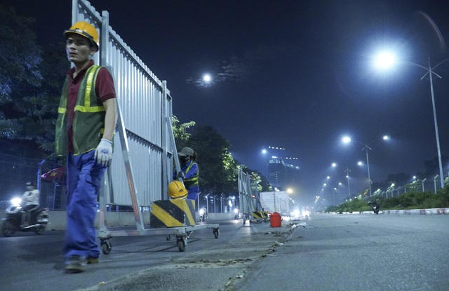Ghi nhận của phóng viên, vào lúc hơn 22h, hàng chục công nhân, xe cần cẩu hoạt động hết công suất trong suốt quá trình thực hiện tháo dỡ.