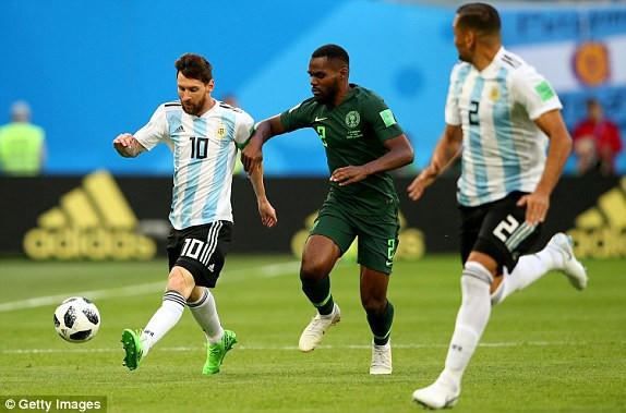 Hậu vệ Nigeria đang kèm Messi rất chặt