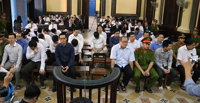 Các bị cáo và những người tham gia tố tụng chờ phiên tòa khai mạc ẢNH: ĐÀO NGỌC THẠCH