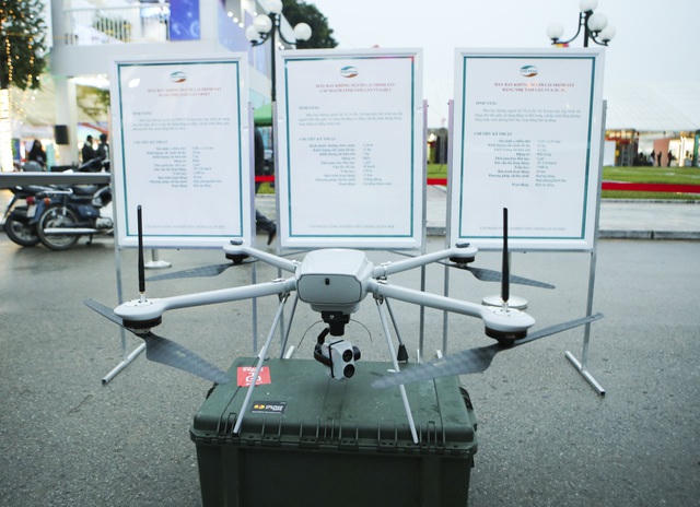 Cuối cùng là chiếc máy bay không người lái trinh sát cấp người lính tầm gần VUA-QL1. Là loại máy bay trinh sát tầm gần, sử dụng 4 động cơ điện, cất cánh và hạ cánh thẳng đứng, hoạt động tự động hoàn toàn.