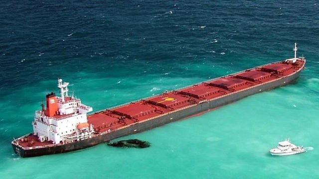 Tàu Trung Quốc mắc cạn tại rạn san hô của Australia (Ảnh: The Australian).