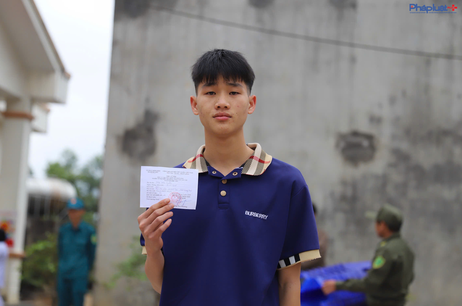 Cử tri Tằng Văn Luân (SN 2008) lần đầu tiên được cầm trên tay lá phiếu thể hiện quyền và trách nhiệm công dân của mình.