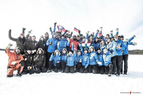 Hoàng Lê Giang (cầm cờ Việt Nam, giữa) và các đồng đội ở Bắc cực tại điểm kết thúc hành trình.