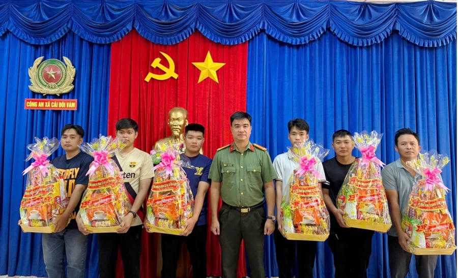 Công an xã Cái Đôi Vàm trao quà động viên các thanh niên trúng tuyển thực hiện nghĩa vụ tham gia Công an nhân dân năm 2026.