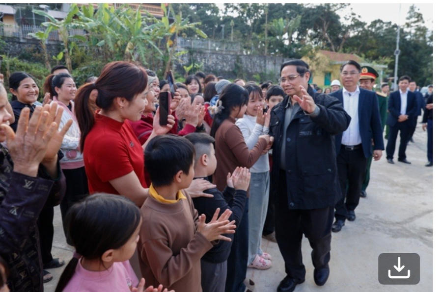 Thủ tướng Phạm Minh Chính thăm, động viên người dân khu tái định cư Đông Khê (Cao Bằng).