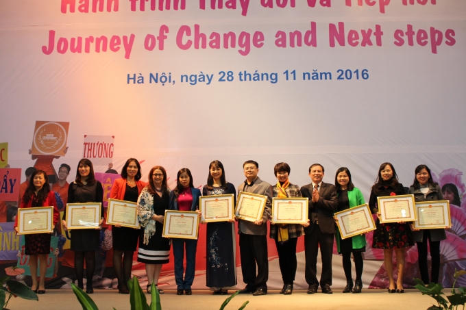 Đại diện&nbsp;Tổ chức Plan International Việt Nam trao giấy khen cho c&aacute;c tổ chức, c&aacute; nh&acirc;n c&oacute; th&agrave;nh t&iacute;ch xuất sắc trong qu&aacute; tr&igrave;nh thực hiện dự &aacute;n.