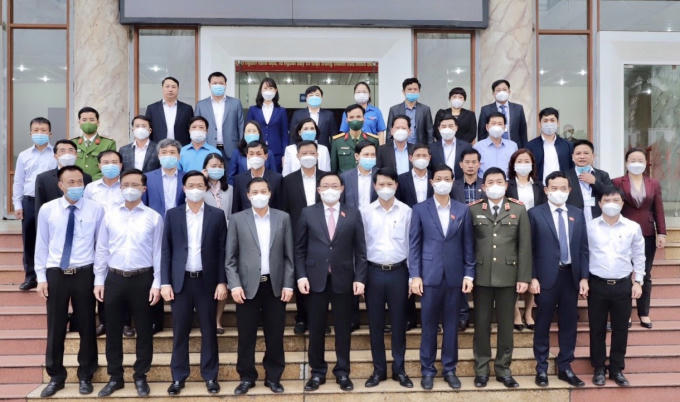 Chủ tịch Quốc hội Vương Đình Huệ cùng các cử tri quận Hải An.