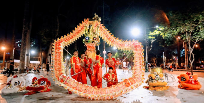 Nổi bật trong liên hoan năm nay là sự xuất hiện của 25 đoàn Lân Sư Rồng cùng hội tụ tại một sự kiện và tranh tài với những tiết mục hấp dẫn, mới lạ hơn.