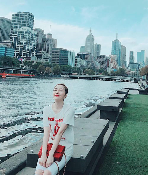 Bảo Thy ngồi bên sông, tận hưởng không khí trong lành khi đi du lịch nước ngoài, Bảo Thy viết: "Ngày thứ 3 ở Melbourne mới bắt đầu cảm nhận và thấy thích vẻ đẹp cũng như cuộc sống bình yên ở đây. Niềm vui đôi khi đến từ những điều giản dị nhất".