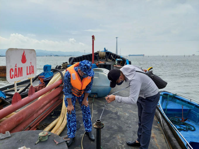 Chiếc tàu chở 15.000 lít dầu DO không rõ nguồn gốc.