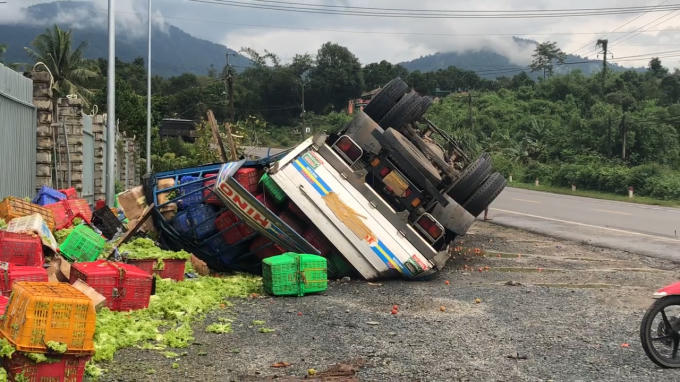 Chiếc xe lật úp, hàng chục tấn rau cũng dập nát.