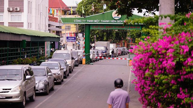 Lực lượng chức năng đã điều tiết, phân luồng xe xuống phà được nhanh chóng, trật tự và an toàn hơn.