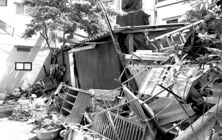 lNhiều hộ có đất tại ao Cẩm Nhật bị gia đình bà Nhâm quây tôn chiếm giữ trái phép.