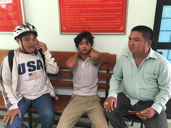 Đối tượng tại cơ quan Công an (ngồi giữa). (Ảnh: báo Công an nhân dân)