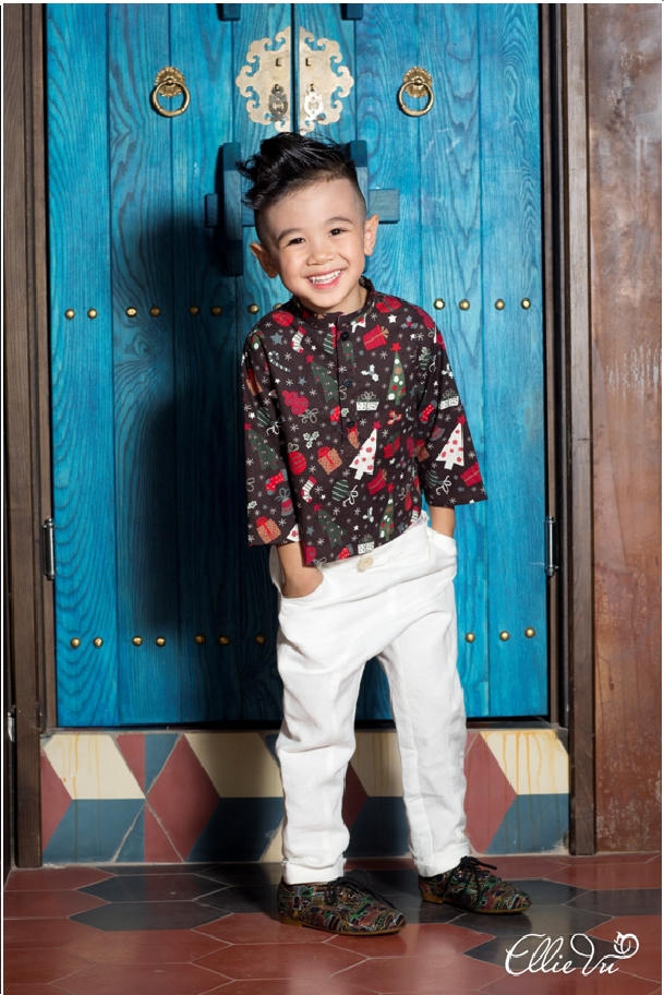 Nụ cười tỏa sáng của hot boy nhí – Minh Trí cùng bộ đồ mang đậm hình ảnh Giáng sinh chắc chắn sẽ khiến cho bữa tiệc cuối năm càng thêm ấm ấp, vui tươi.