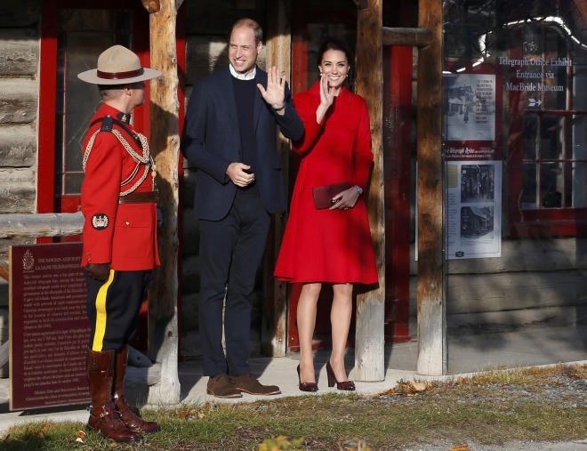 C&ocirc;ng nương Anh rạng rỡ trong mẫu &aacute;o kho&aacute;c dạ d&aacute;ng v&aacute;y của CH Carolina Herrera, một trong những nh&atilde;n hiệu của c&ocirc; em g&aacute;i Pippa Middleton, trị gi&aacute; 1.500 USD. Đ&ocirc;i gi&agrave;y c&ocirc; đi c&oacute; gi&aacute; hơn 450 USD.&nbsp;(Ảnh: Reuters)