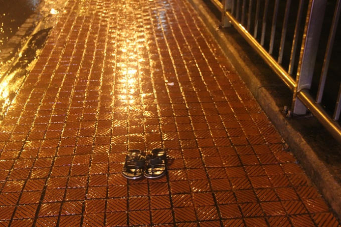 Đôi dép của nạn nhân bỏ lại.